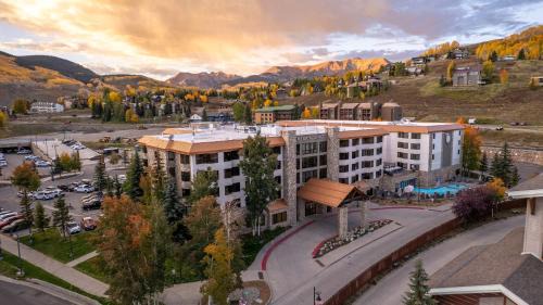 Mount Crested Butte House | Studio 565 Perfect Location with Pool and Hot Tub