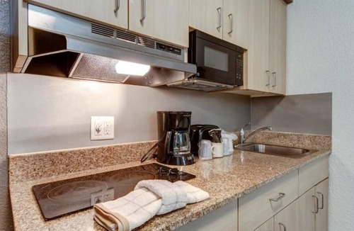 Biggs Field Hotel | Studio 6 El Paso, TX - East