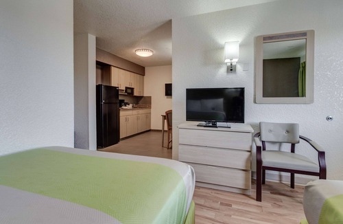 Biggs Field Hotel | Studio 6 El Paso, TX - East