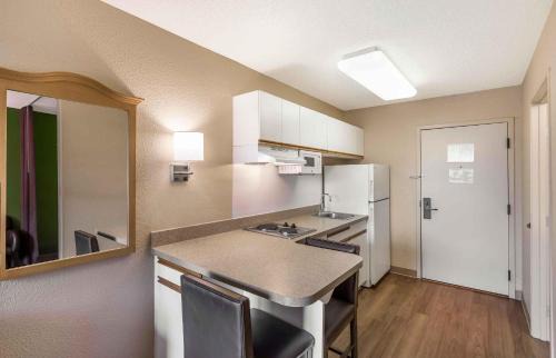 Brookfield Hotel | Studio 6 Extended Stay Milwaukee Brookfield WI