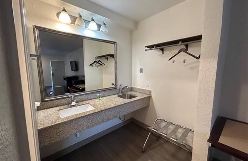 West Meadowbrook Hotel | Studio 6 Fort Worth, TX – Downtown East