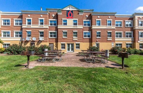 Gaithersburg Apartment | Studio 6 Gaithersburg|1 Queen|Nmsk|Sofa-Bed|Kitchen