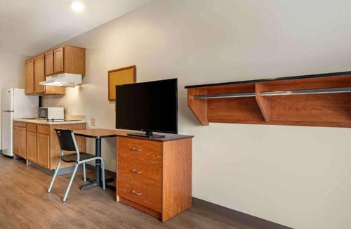 Sharonville Apartment | Studio 6 Sharonville|Cozy ADA Full Bed,Tub,Nsmk|Kitchen