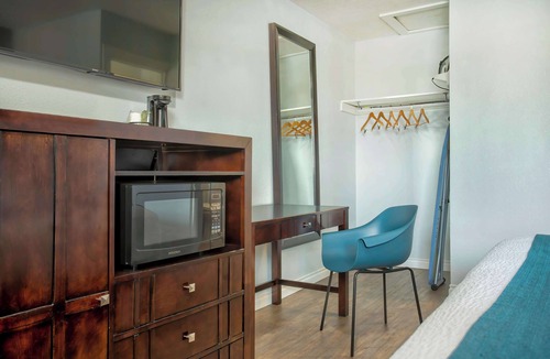 Albany Hotel | Studio 6 Suites Albany, OR