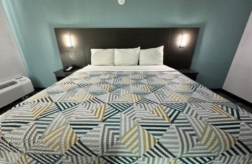 East Syracuse Hotel | Studio 6 Suites East Syracuse Airport