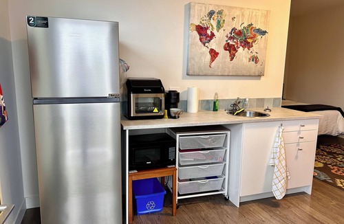 South Central Apartment | Studio 628 Beautiful South Pandosy and Hospital area