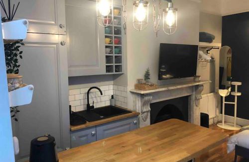 Sheffield Apartment | Studio 77 - Stylish, Parking, Wi-Fi, Netflix