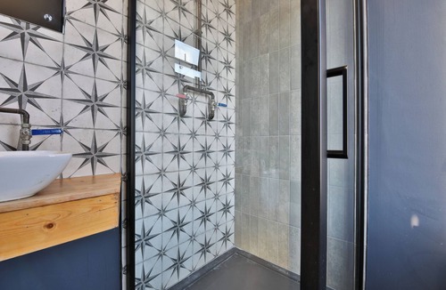 Castle Hostel | Studio 95 - Shared & Private Rooms