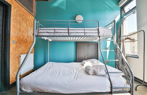 Castle Hostel | Studio 95 - Shared & Private Rooms