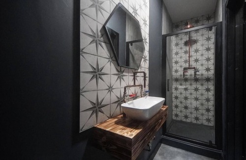 Castle Hostel | Studio 95 - Shared & Private Rooms