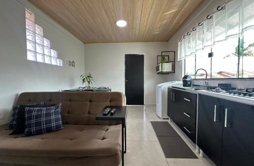 Iririu Apartment | Studio Aconchegante - com Garagem Privativa e Ar Condicionado REV391