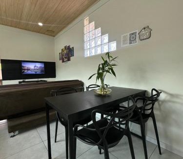 Iririu Apartment | Studio Aconchegante - com Garagem Privativa e Ar Condicionado REV391