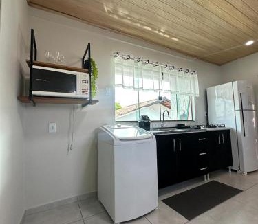 Iririu Apartment | Studio Aconchegante - com Garagem Privativa e Ar Condicionado REV391