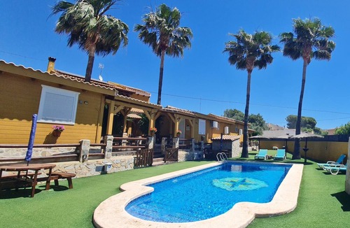 Hoya de los Patos Apartment | Studio 'Aitana' with Shared Pool, Wi-Fi and Air Conditioning