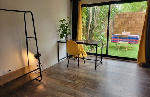 Sarrians Apartment | Studio Aménagé Avec Jardinet au Calme
