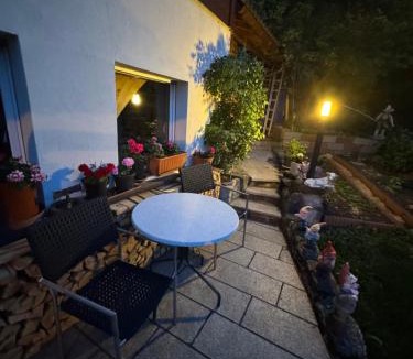 Niederried bei Interlaken Apartment | Studio am Brienzersee mit Kamin, Küche & Gratis Parking