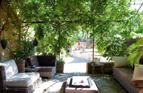 Tresques Apartment | Studio amidst the vines