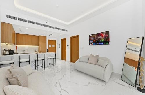 Nad Al Sheba Apartment | Studio and 1BR Meydan Azure Gateway Superior- 10min to Burj Khalifa, Dubai Mall and Airport and 20min to Marina