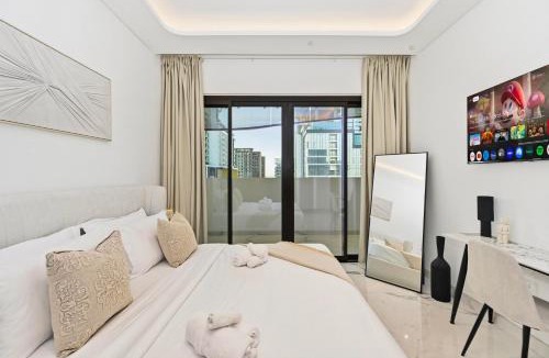 Nad Al Sheba Apartment | Studio and 1BR Meydan Azure Gateway Superior- 10min to Burj Khalifa, Dubai Mall and Airport and 20min to Marina