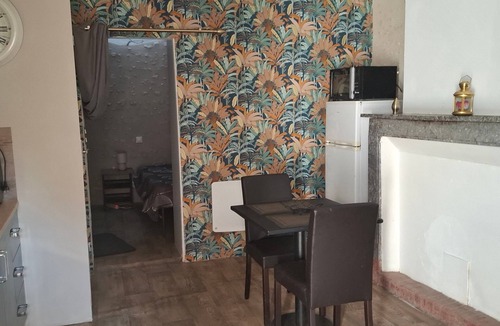 Saint-Dye-sur-Loire Apartment | Studio Apartment 'Lisaline 2' with Wi-Fi