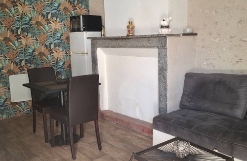 Saint-Dye-sur-Loire Apartment | Studio Apartment 'Lisaline 2' with Wi-Fi