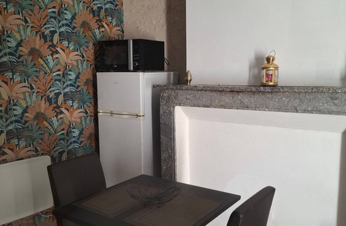 Saint-Dye-sur-Loire Apartment | Studio Apartment 'Lisaline 2' with Wi-Fi