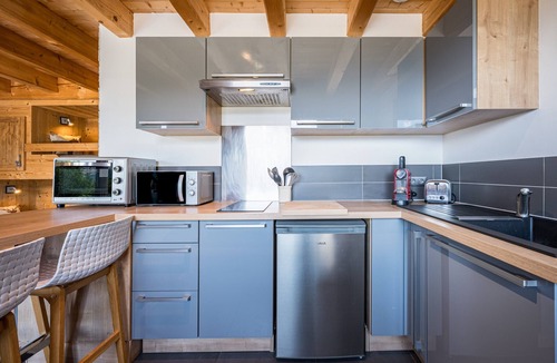 Notre-Dame-du-Pre Apartment | Studio Apartment 'De Charme Montagne' with Mountain View, Private Terrace and Wi-Fi