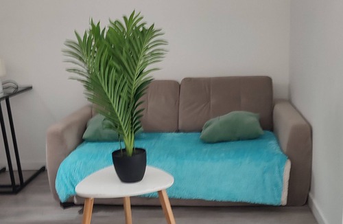 Romilly-sur-Seine Apartment | Studio Apartment "Kate Sleeping Beauty" with Wi-Fi