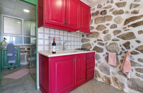 Bico Apartment | Studio Apartment with Mountain View, Shared Pool and Wi-Fi