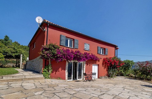 Bico Apartment | Studio Apartment with Mountain View, Shared Pool and Wi-Fi
