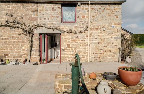 Sens-de-Bretagne Apartment | Studio Apartment 'Les Mesliers' with Shared Terrace, Shared Garden and Wi-Fi