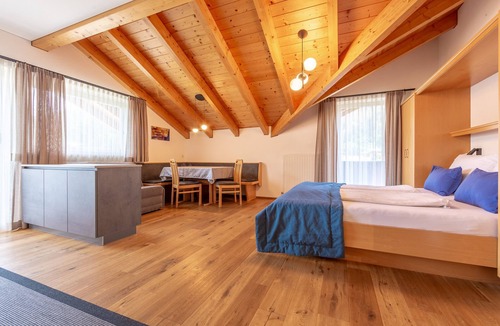 San Candido Apartment | Studio Apartment 'Alpengruss Air' with Mountain View, Shared Garden and Wi-Fi