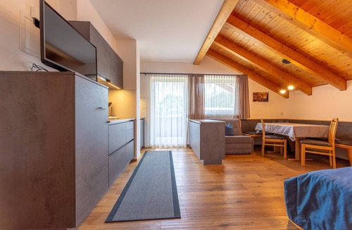 San Candido Apartment | Studio Apartment 'Alpengruss Air' with Mountain View, Shared Garden and Wi-Fi