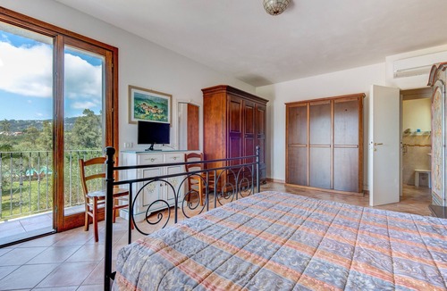 Bonalaccia-Filetto Apartment | Studio Apartment 'Monolocale Castle' with Shared Pool, Wi-Fi and Air Conditioning