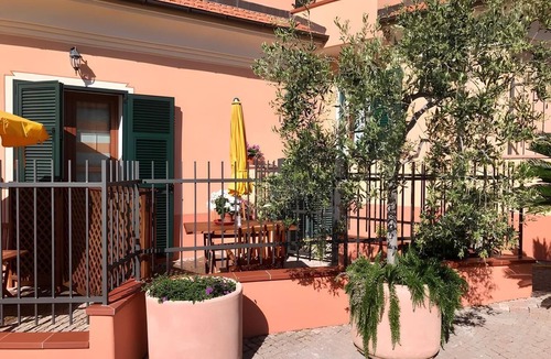 Cisano sul Neva Apartment | Studio Apartment 'Gli Angeli Agriturismo - Zio Antonio' with Shared Pool, Wi-Fi and Air Conditioning