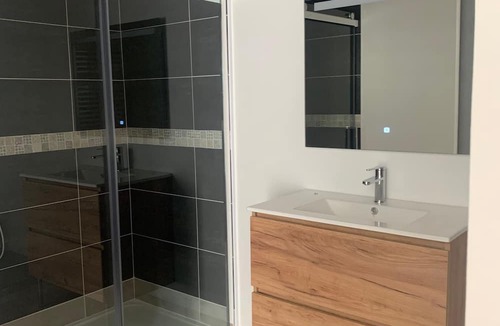 Hanvec Apartment | Studio Apartment '1' with Private Terrace, Shared Garden and Wi-Fi
