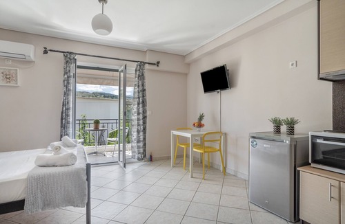 Kalligoni Apartment | Studio Apartment 'Alexandros 2 Guests A' with Mountain View, Wi-Fi and Air Conditioning