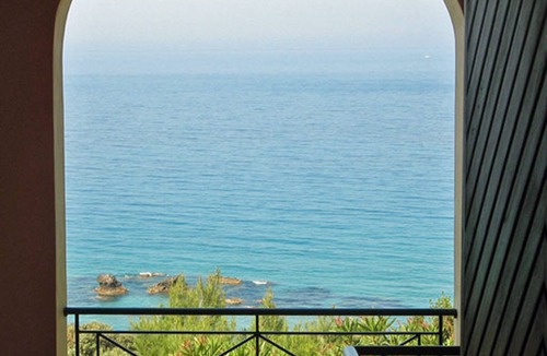 Parelia Apartment | Studio Apartment above Pelekas beach no 1