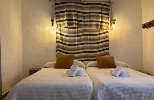 Iznatoraf Apartment | Studio Apartment 'Alojamiento Manzanilla' with Shared Garden, Wi-Fi and Air Conditioning