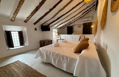 Iznatoraf Apartment | Studio Apartment 'Alojamiento Verdala' with Shared Garden, Wi-Fi and Air Conditioning