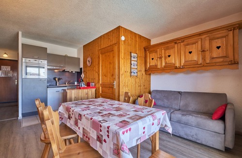 Jeux Apartment | Studio Apartment 'Alpe D'huez' with Mountain View, Shared Pool and Balcony
