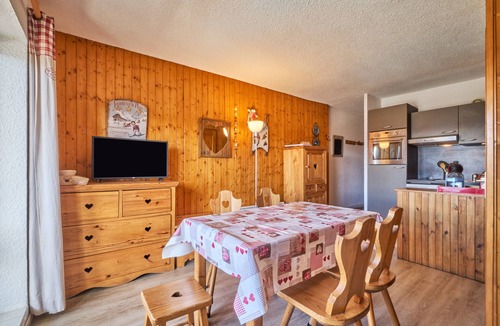 Jeux Apartment | Studio Apartment 'Alpe D'huez' with Mountain View, Shared Pool and Balcony