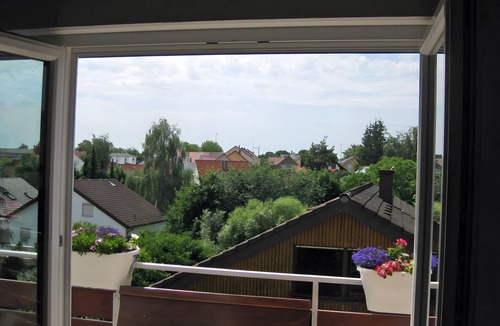 Sachsenheim Apartment | Studio Apartment 'Apartment Panorama' with Shared Garden, Balcony and Wi-Fi