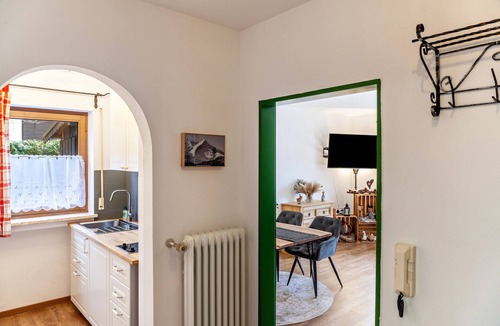 Grainau Apartment | Studio Apartment 'Aschaubichl – Silberdistel' with Mountain View, Private Terrace & Wi-Fi