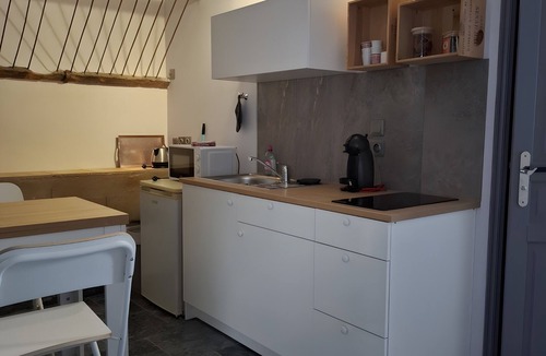 Rasteau Apartment | Studio Apartment 'Avec Vue Piscine' with Shared Pool, Private Terrace and Wi-Fi