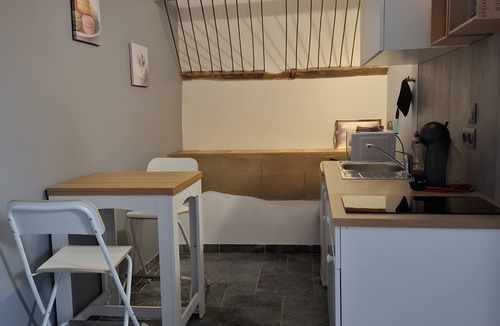 Rasteau Apartment | Studio Apartment 'Avec Vue Piscine' with Shared Pool, Private Terrace and Wi-Fi
