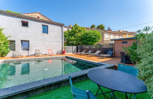 Rasteau Apartment | Studio Apartment 'Avec Vue Piscine' with Shared Pool, Private Terrace and Wi-Fi