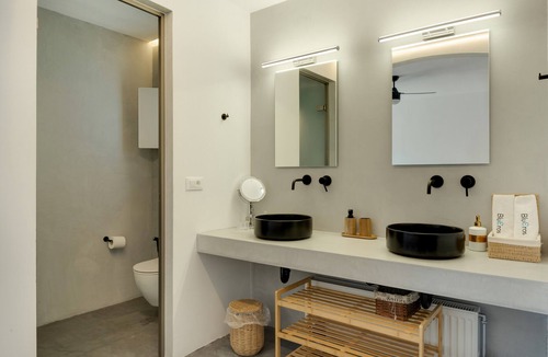 Syros House | Studio Apartment "Blueros - Black Stone Suite" with Sea View, Shared Pool & Wi-Fi