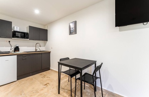 Robion Apartment | Studio Apartment 'Canto Cigalo Rdc 3' with Wi-Fi and Air Conditioning