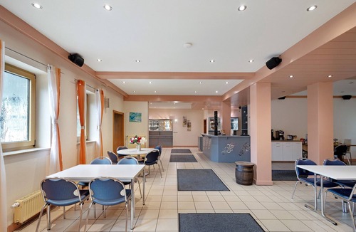 Markt Erlbach Apartment | Studio Apartment 'Zimmer 27' with Shared Terrace, Shared Garden and Wi-Fi